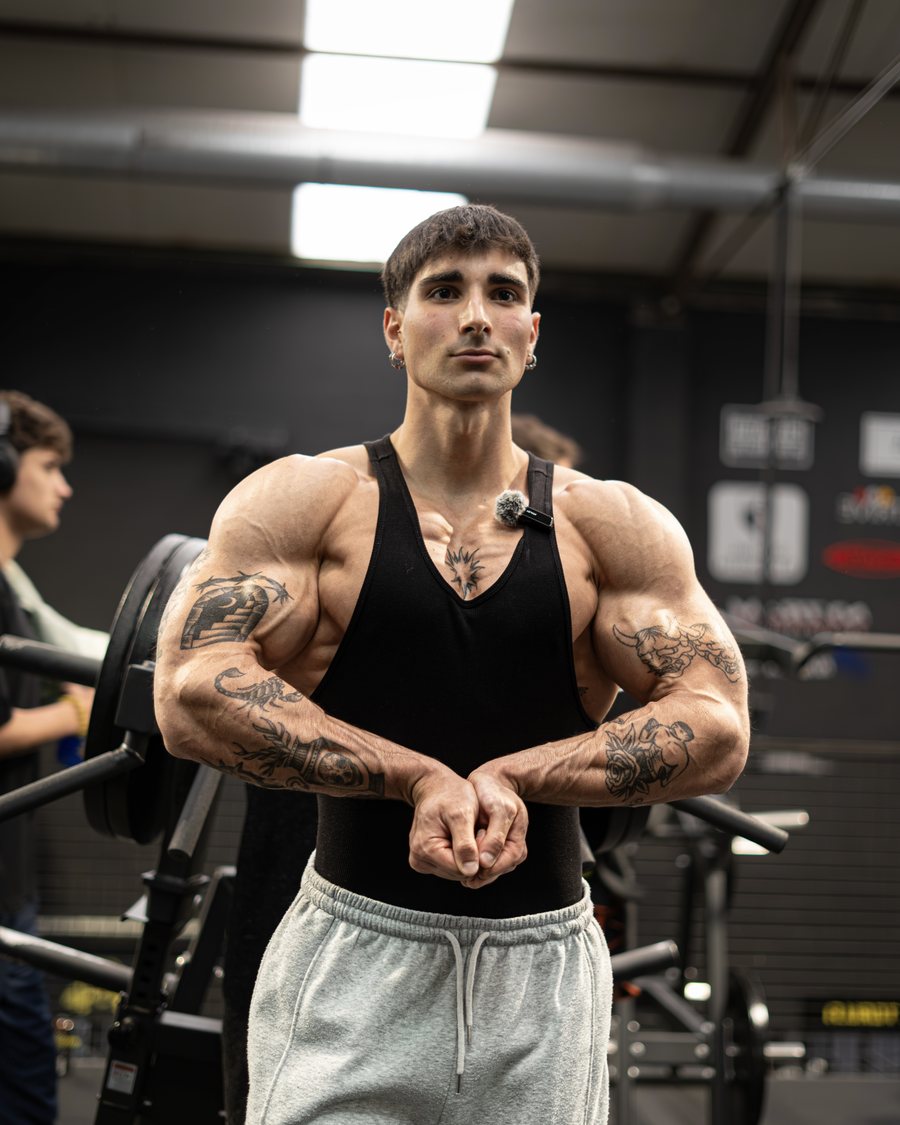 Dei posando en gimnasio